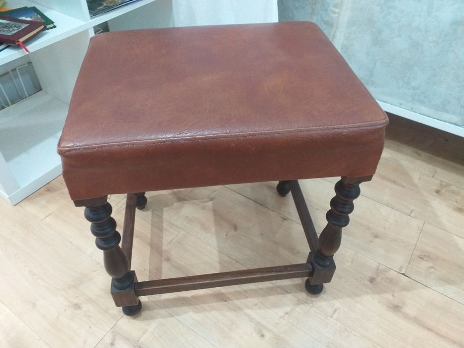 Banqueta - banco em madeira e napa