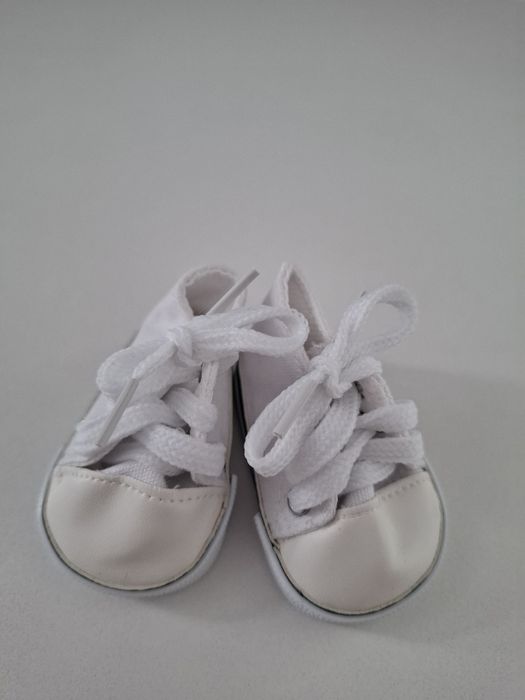 Białe trampki dla lalki