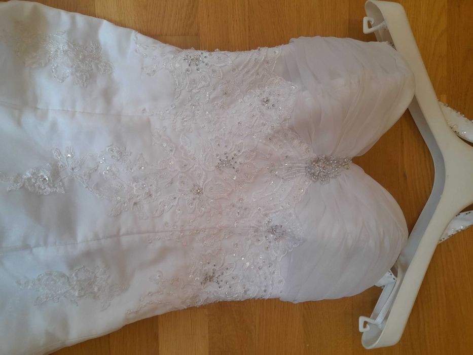Piękna biała suknia ślubna z trenem rozm. XS + gratisy