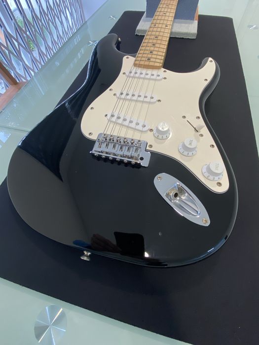 Squier Stratocaster Affinity 2017 Black-Maple com setup oferecido