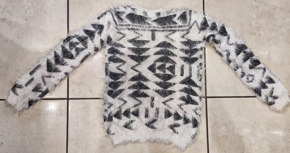 Sweterek dziewczęcy rozmiar 122/128