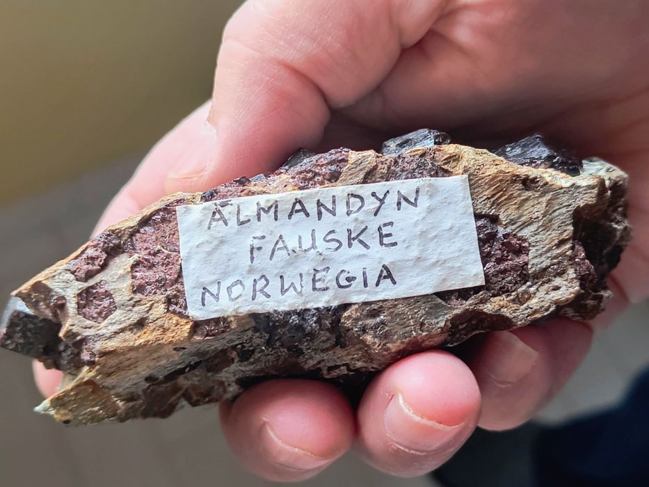 Kamień szlachetny, granaty.