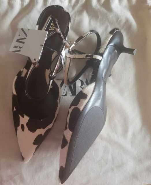 Mule Kitten Heel em pele com pelo (padrão animal vaca)