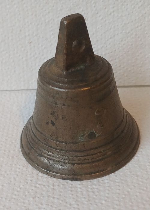 stary mosiężny dzwonek