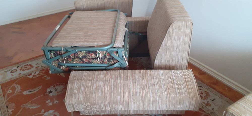 Dois sofás cama em divã.