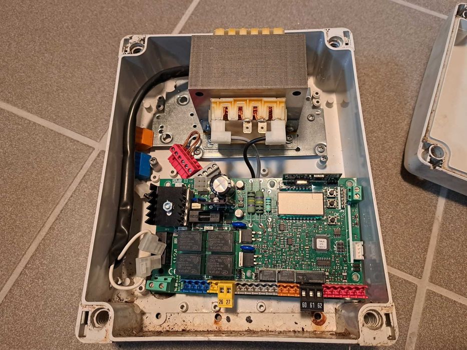 Sprzedam uszkodzoną elektronikę do napędu BFT Phobos A40 + 4 piloty