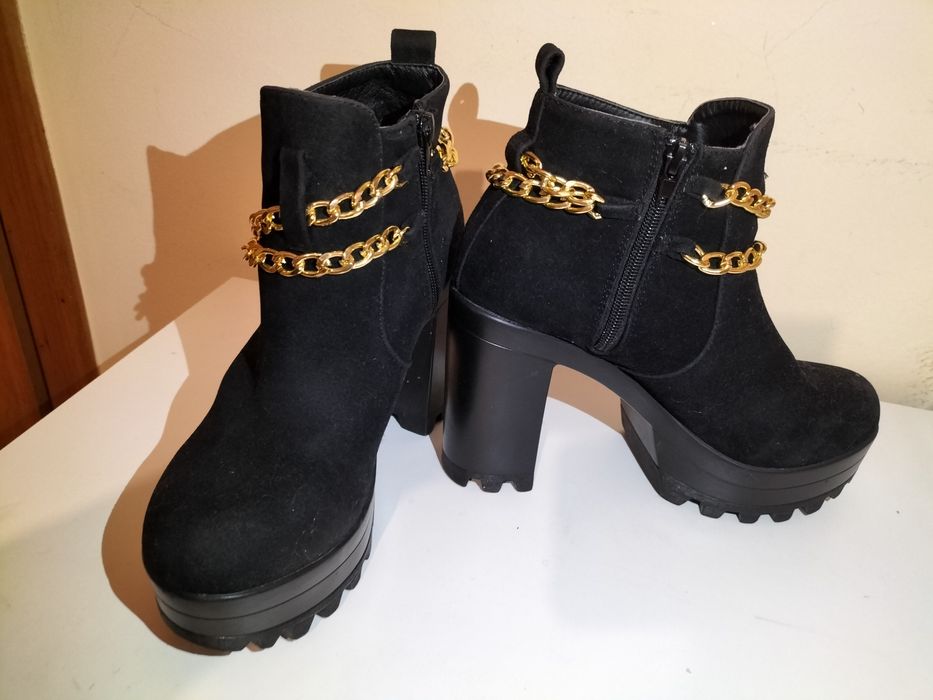 Bota preta com corrente