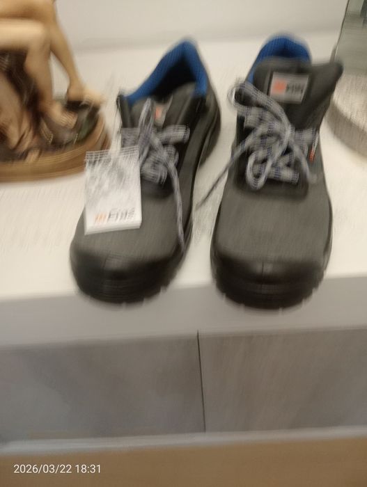 Sapatos de trabalho com palmilha de aço e também biqueira de aço