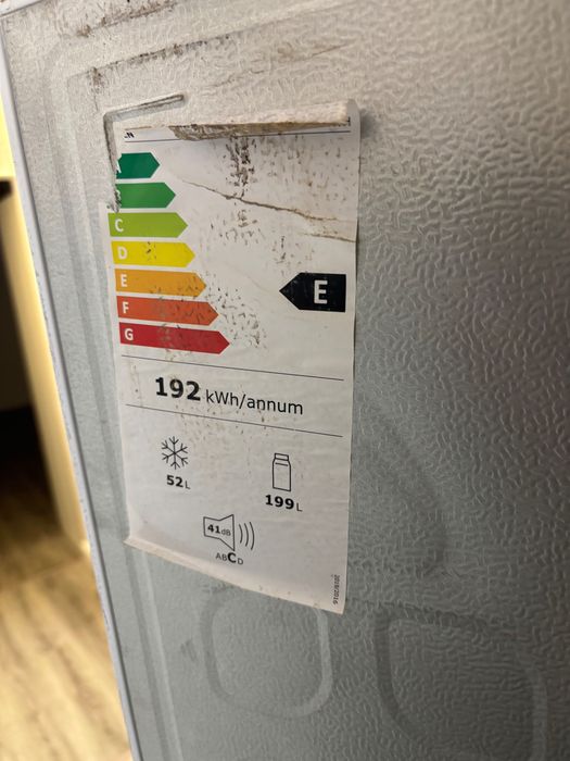Frigorífico branco BECKEN no Frost usado 1 ano