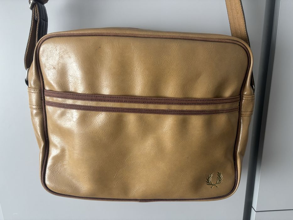 Mala tira colo Fred Perry