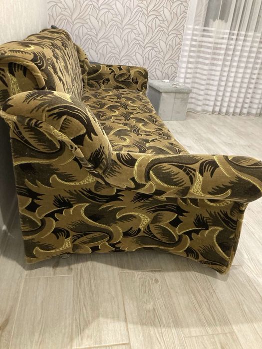 Диван в гарному стані