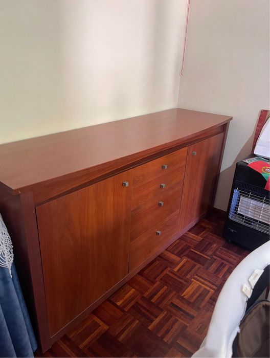 Aparador de Sala em Madeira – Grande Capacidade de Arrumação