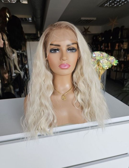 Peruka piekna naturalnie wyglądająca