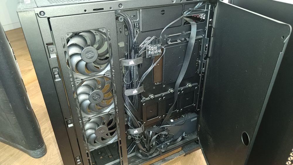Komputer do gier (gamingowy) ryzen 9 9900x RTX 5070 Ti 32GB RAM