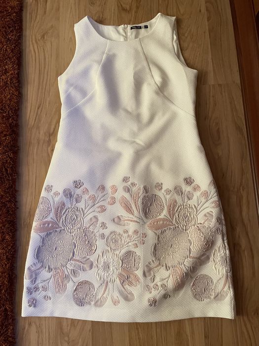 Sprzedam sukienkę w rozmiarze 38 białą ze zdobieniami