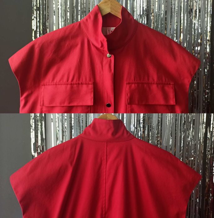 Жіночий жилет-сукня карго з коміром-стійкою яскраво червоного кольору.