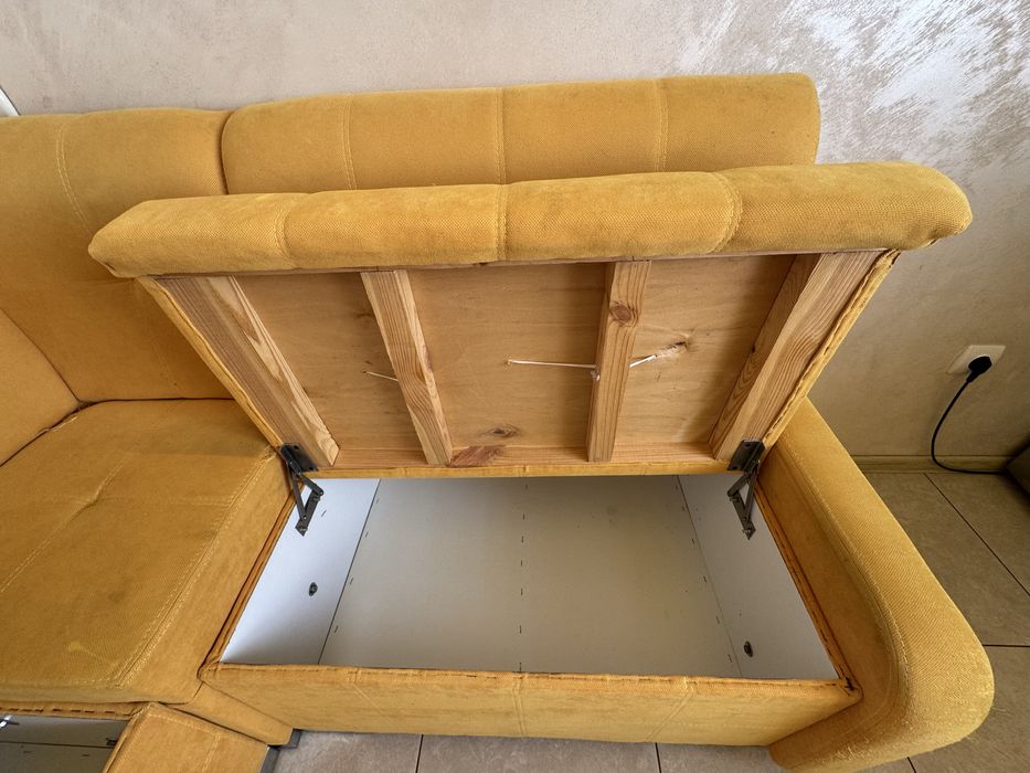 Кутовий диванчик на кухню