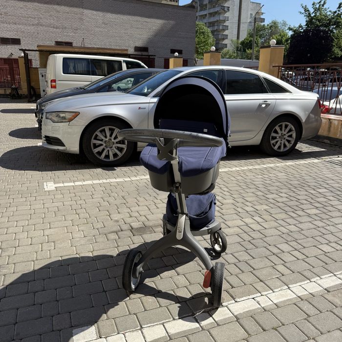 Оригінальна коляска Stokke синя для немовляти хороший стан