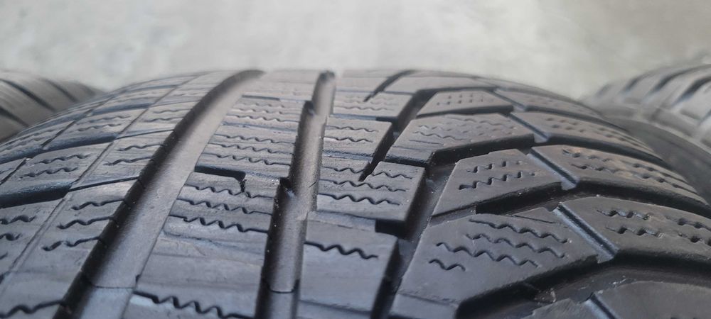 225 / 60  R 18  Hankook  /Zima /Komplet