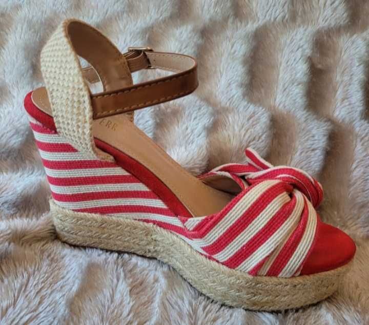 Sandálias Novas Compensadas