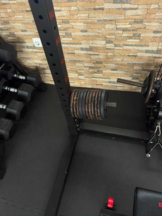 Rack de musculação c/ banco e pesos e acessórios