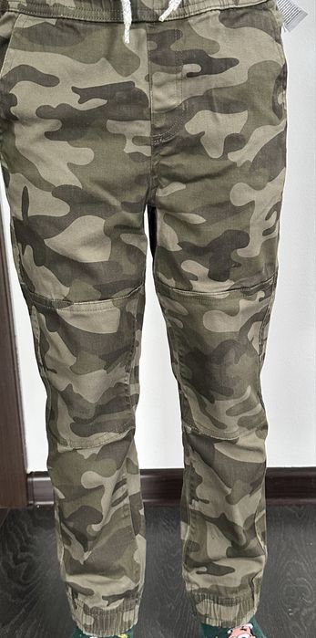 Spodnie moro/ zielona koszulka 122/128