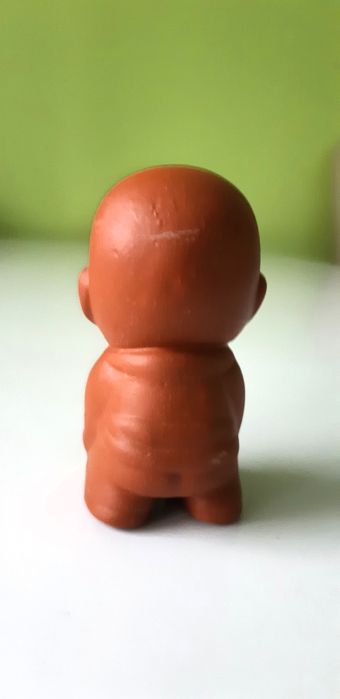 Gliniana figurka małego chińczyka.