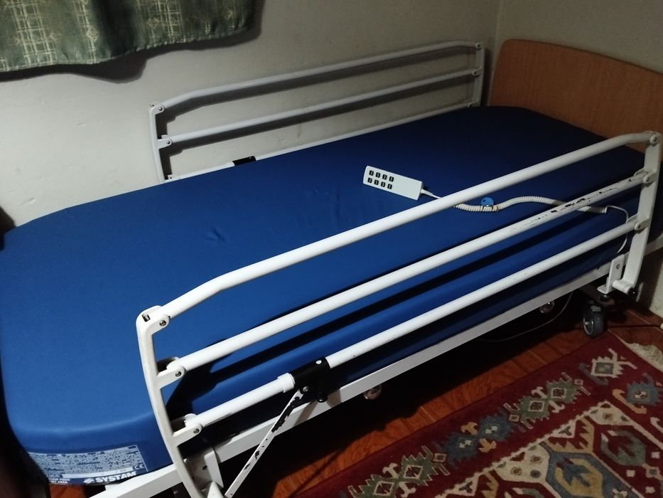 Cama articulada e elevatória com grades
