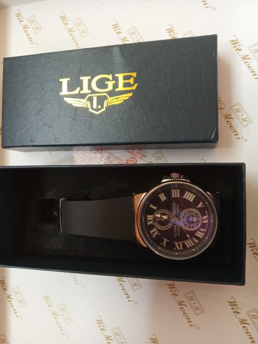 Чорний чоловічий годинник