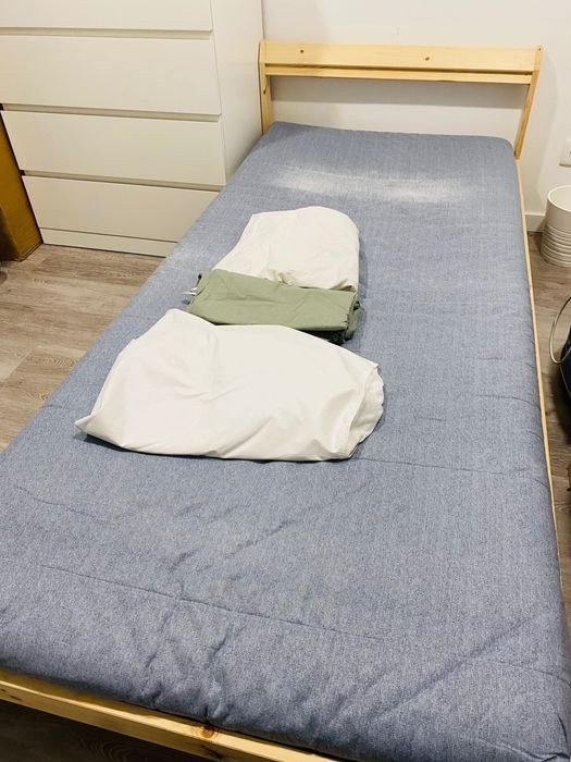 Cama de solteiro IKEA + colchão + proteção de colchão + lençol