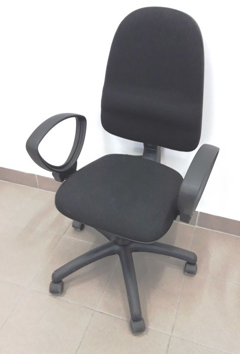 Krzesła biurowe obrotowe marka Nowy Styl czarne - wyprzedaż