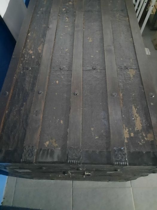 Arca antiga de madeira.