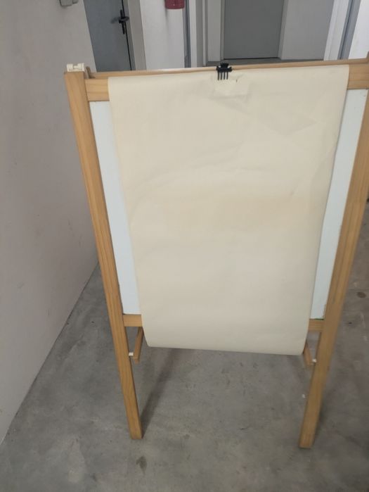 Quadro escolar com papel e ardósia