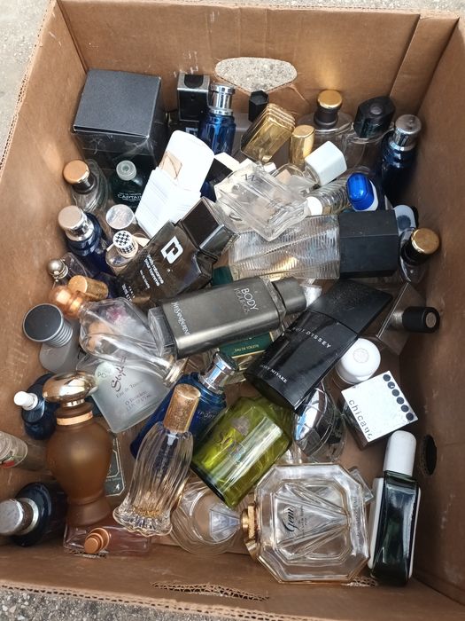 Grande colecção de frascos de perfume vazios