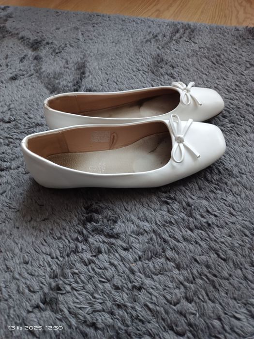 Białe baleriny z kokardą