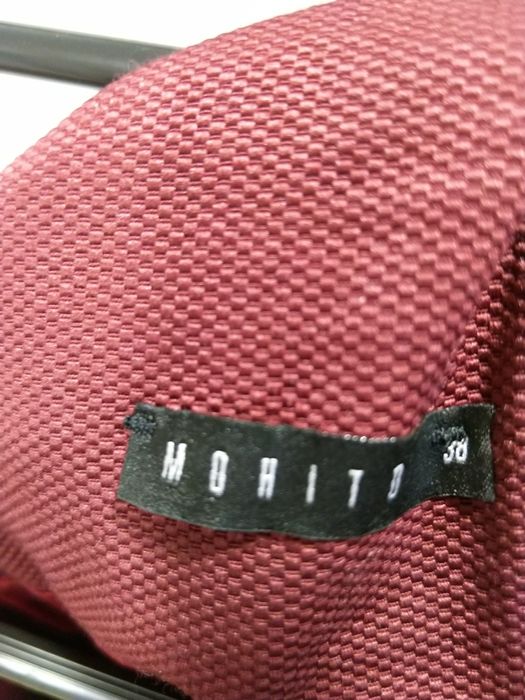 Sukienka z baskinką Mohito