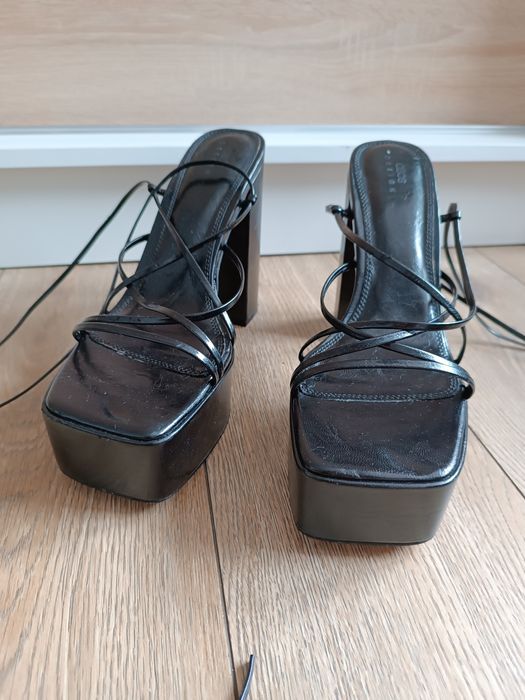 Czarne sandały na obcasie