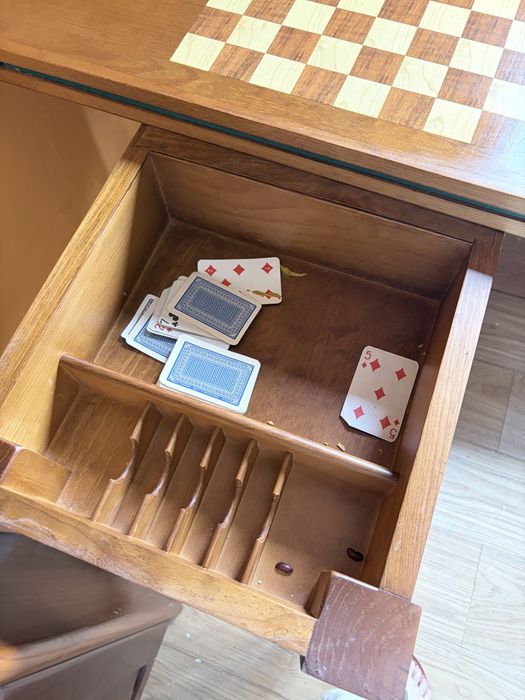 Mesa de jogos transformável em madeira + 2 cadeiras