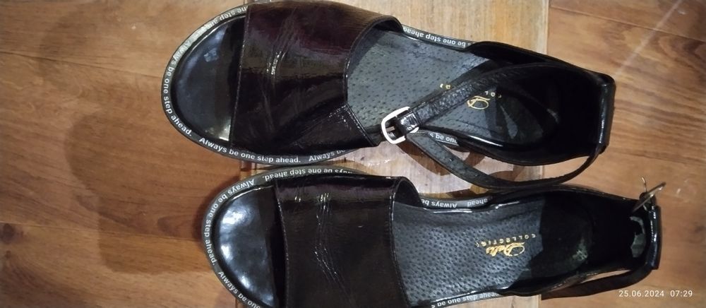 Шкіряні босоніжки