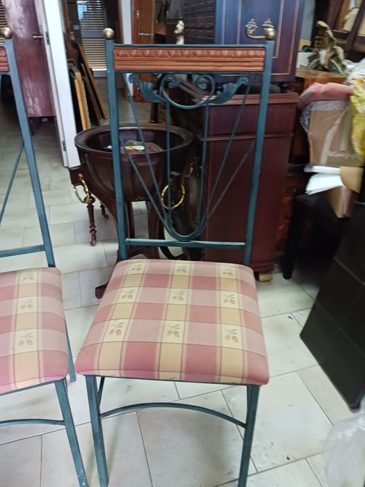 Duas belas cadeiras em ferro