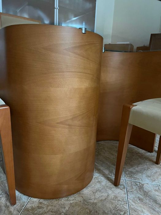Mesa de vidro com pé de cerejeira com cadeiras