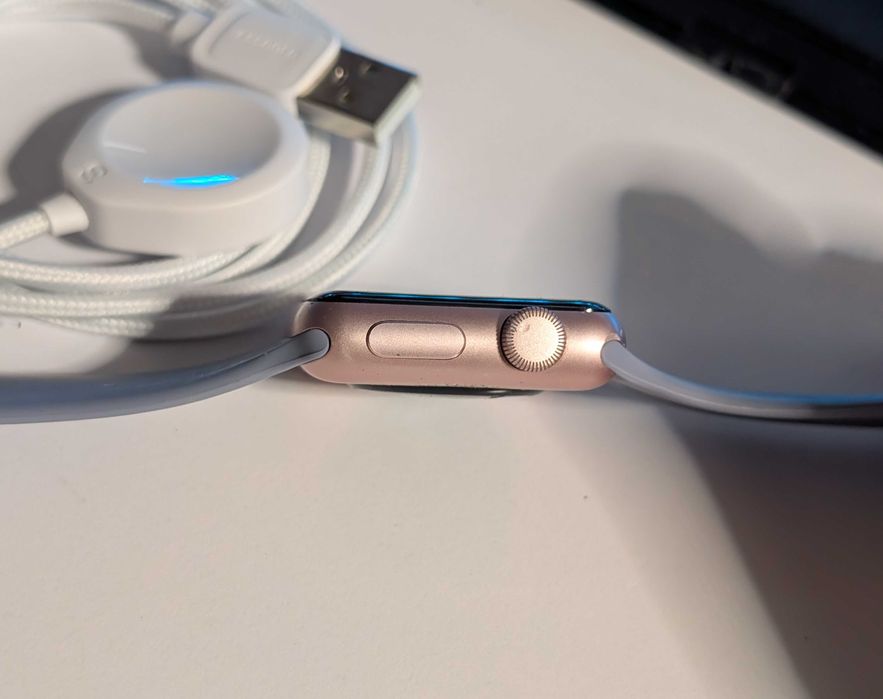 Доступні все працює Apple watch 1 38 rose gold  + новий кабель