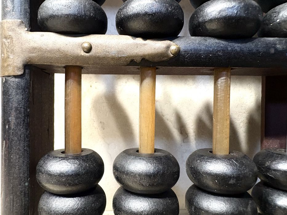 Fantástico grande âbaco asiático vintage em madeira com detalhes em  latão