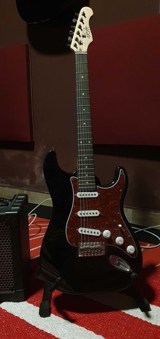 Guitarra Elétrica + Amplificador Roland + Suporte