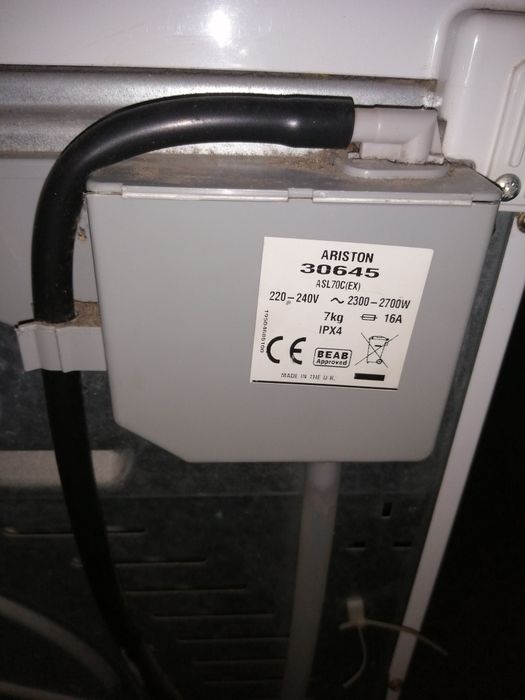 Secadora de roupa 7Kg, marca Ariston. De condensação, depósito 5litros