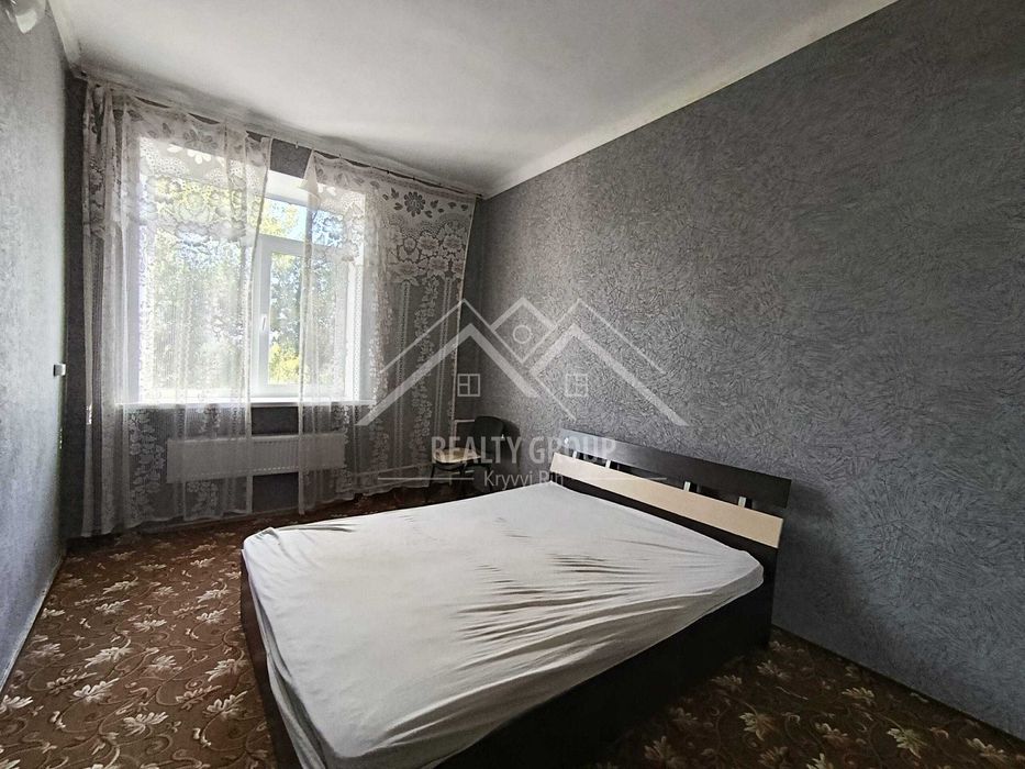 Продаж просторої 2к Сталінки на Соцмісті