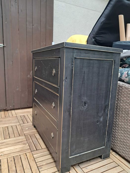 Drewniana, czarna komoda