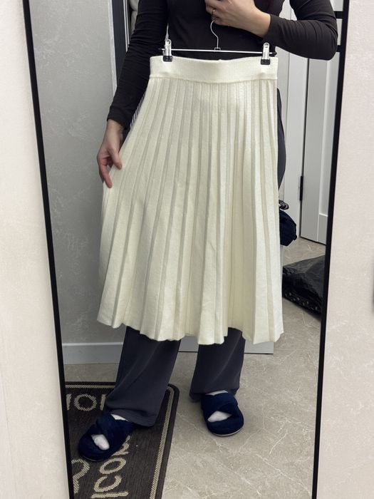 Вʼязана плісирована міді-спідниця молочного кольору
