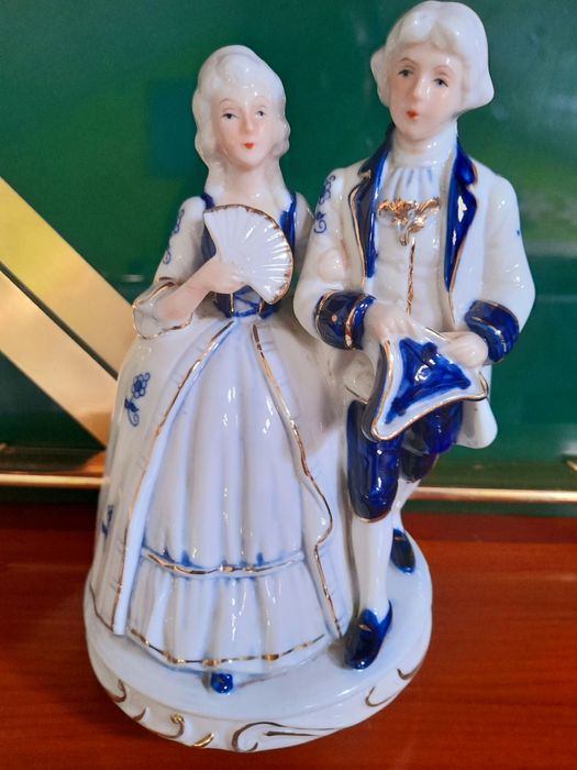 Figura Casal de porcelana com música e figura de Senhor e Senhora
