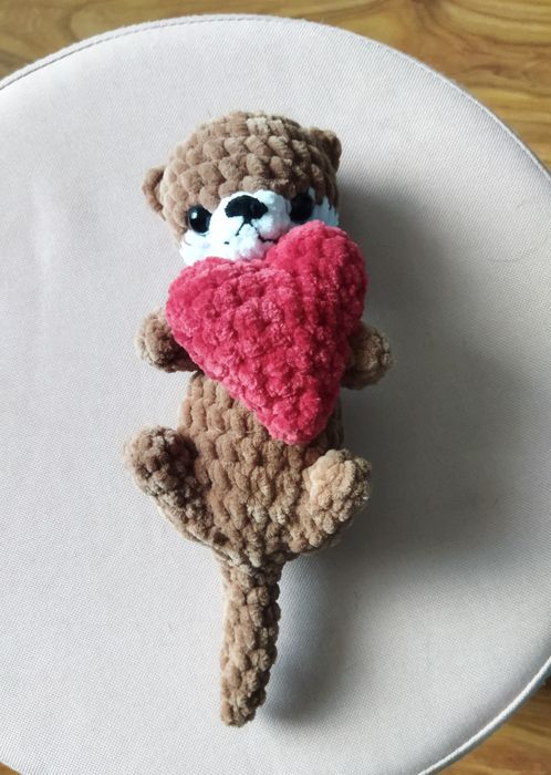 Wydra trzymająca serce na szydełku, pluszowa, na walentynki